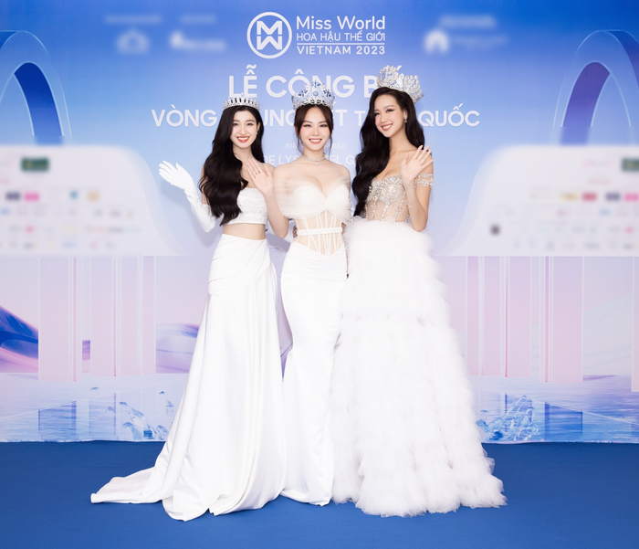 Top 3 Miss World Vietnam 2022 thả dáng với trang phục trắng tinh khôi, toát lên vẻ đẹp thanh lịch. Cả ba đều đội vương miện hoành tráng chiếm trọn sự chú ý của thảm đỏ. 