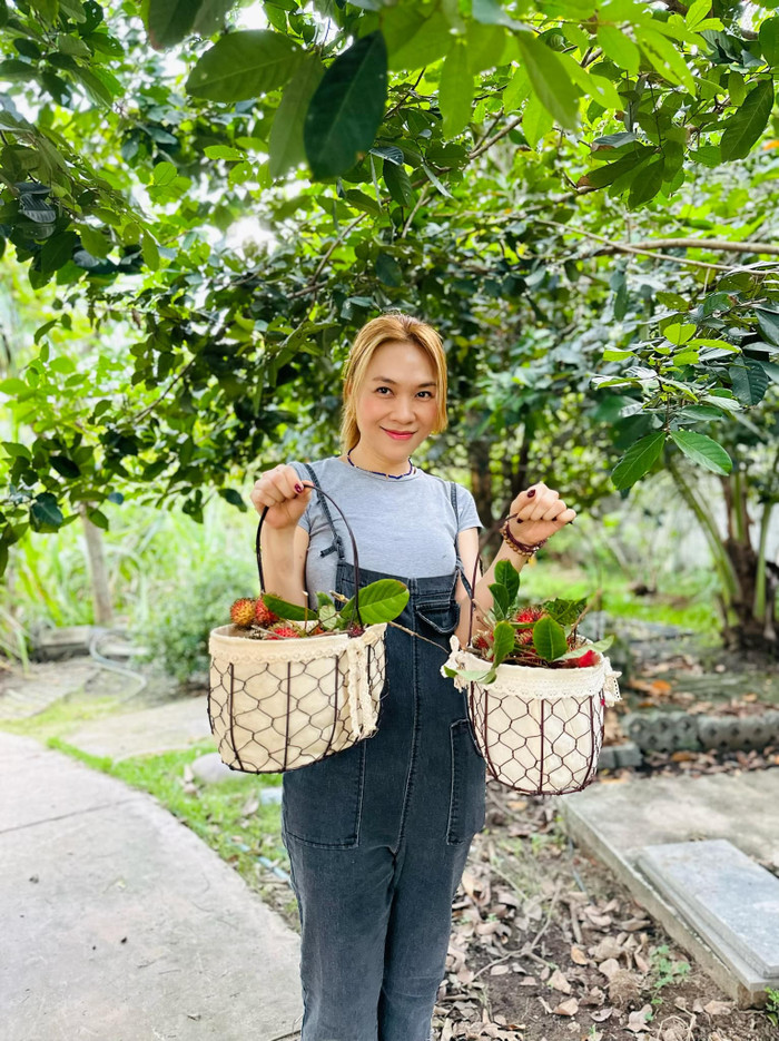 Trong loạt ảnh mới nhất được Mỹ Tâm chia sẻ trên trang Facebook cá nhân, có thể thấy dù không hề trang điểm hay diện trang phục cầu kỳ, tuy nhiên nữ ca sĩ vẫn gây thương nhớ bởi nhan sắc 'lão hóa ngược' cùng thần thái rạng rỡ bắt mắt.