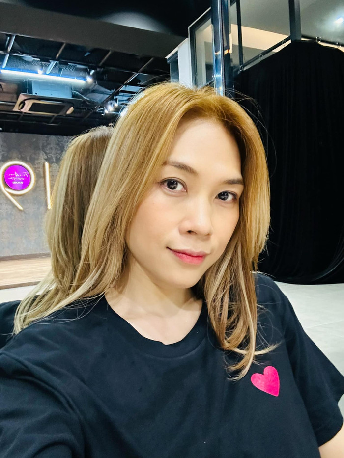 Ở tuổi 42, Mỹ Tâm được khen ngợi hết lời khi thoải mái tự tin khoe cận mặt mộc không tỳ vết. Dường như thời gian chỉ làm nét xinh của nữ ca sĩ thêm phần mặn mà, chứ không hề để lại dấu hiệu lão hóa hay già đi trên gương mặt của người đẹp.