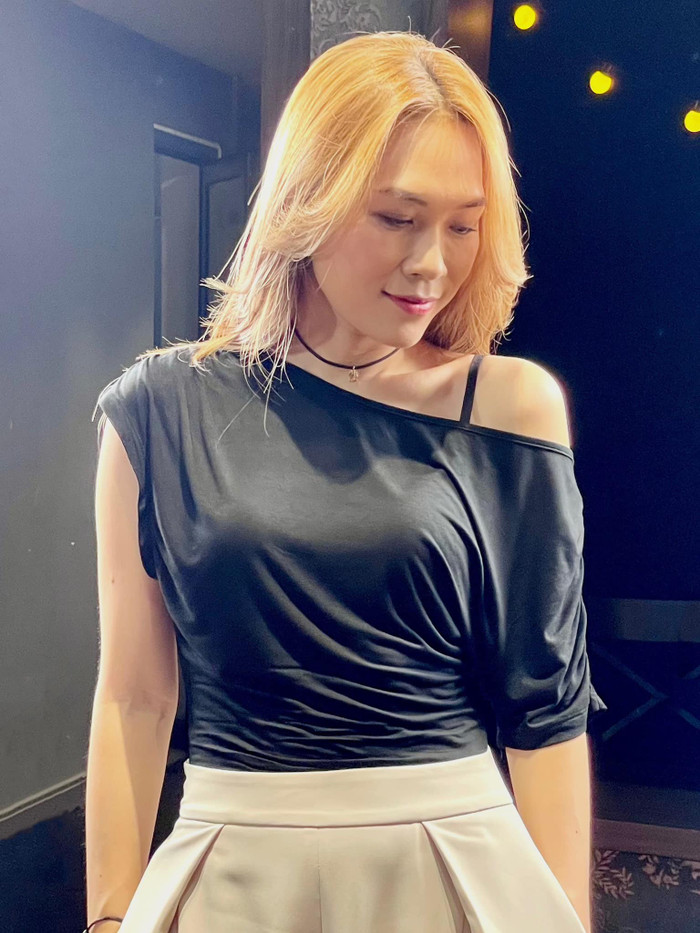 'Chị đẹp' chỉ cần để mặt mộc, bôi ít son đỏ là đã đủ khiến cộng đồng mạng xao xuyến.