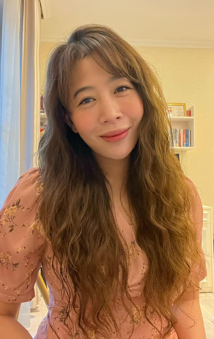 Không chỉ chăm dưỡng da, MC Diệp Chi còn từng hào hứng tâm sự về cách nuôi dưỡng mái tóc bồng bềnh, mượt mà