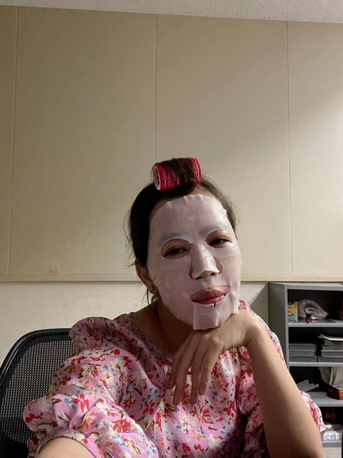 MC Diệp Chi chia sẻ dù phải làm việc xuyên đêm cô vẫn tranh thủ đắp mặt nạ để chăm sóc da