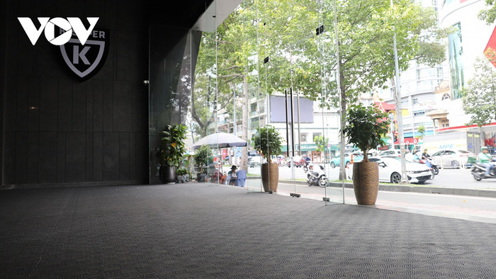 Bên trong showroom trống trơn siêu xe. Ảnh: VOV