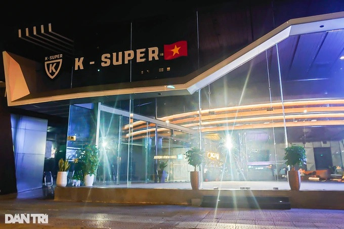 Toàn bộ xe của showroom K-Super đều được chuyển đi từ khoảng 16h chiều 10/7. Ảnh: Dân Trí