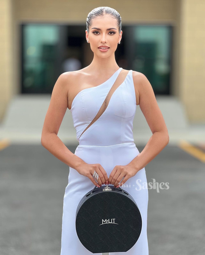 Anntonia Porsild là Miss Supranational 2019 nhưng tạm gác vương miện quốc tế để tiếp tục dự thi Hoa hậu Hoàn vũ Thái Lan. Ngay ngày đầu, cô cũng chăm chút ngoại hình chỉn chu, thu hút nhiều sự chú ý.