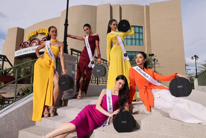 Dàn thí sinh 'chặt chém' nhau với váy áo lộng lẫy.