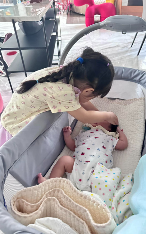 Ái nữ Suchin phụ ba mẹ chăm sóc em trai vừa chào đời. Dù mới 3 tuổi, thế nhưng nhóc tỳ đã ra dáng chị cả khiến nhiều người khen ngợi 