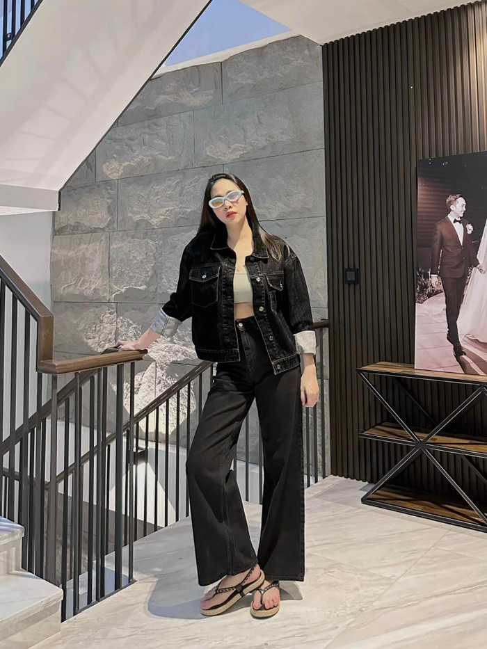 Sau 1 tháng ở cữ, 'mẹ bỉm' Đàm Thu Trang khiến dân tình không khỏi trầm trồ khi nhanh chóng lấy lại vóc dáng thon gọn, visual xinh đẹp cùng thần thái sang chảnh hết nấc 