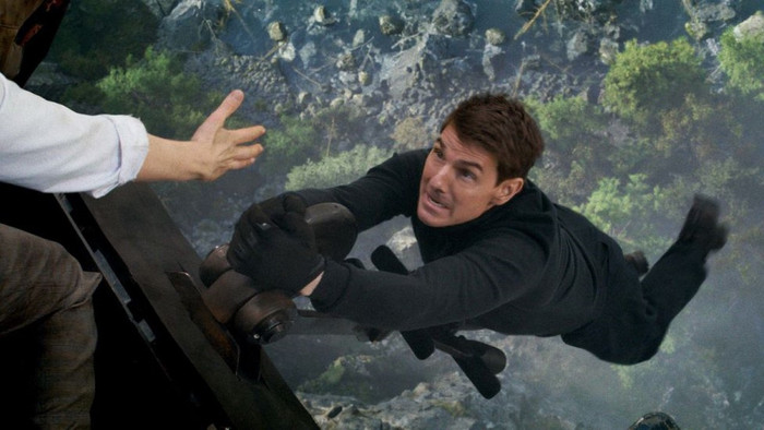 Tom Cruise được khen ngợi vì sự phong độ, 'chịu chơi' khi đã ngoài 60 tuổi.