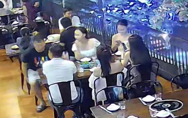 Nhóm trai xinh gái đẹp, lái ôtô vào nhà hàng ăn tôm hùm nhưng 'quên' trả tiền Ảnh 2