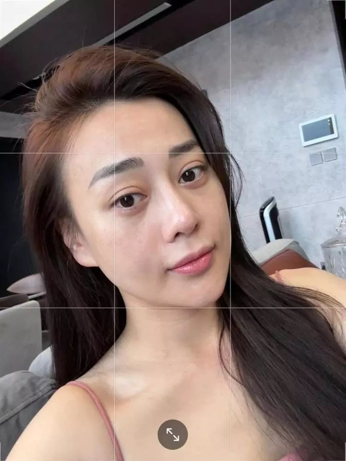 Phương Oanh cũng là một trong những sao nữ sinh năm 1989 nhận được nhiều sự quan tâm nhất hiện tại khi trở thành người yêu của Shark Bình. Khi người đẹp cởi bỏ lớp trang điểm, 'Quỳnh Búp Bê' gần như không có bất kỳ khuyết điểm trên da, ngoại trừ bọng mắt to rõ.