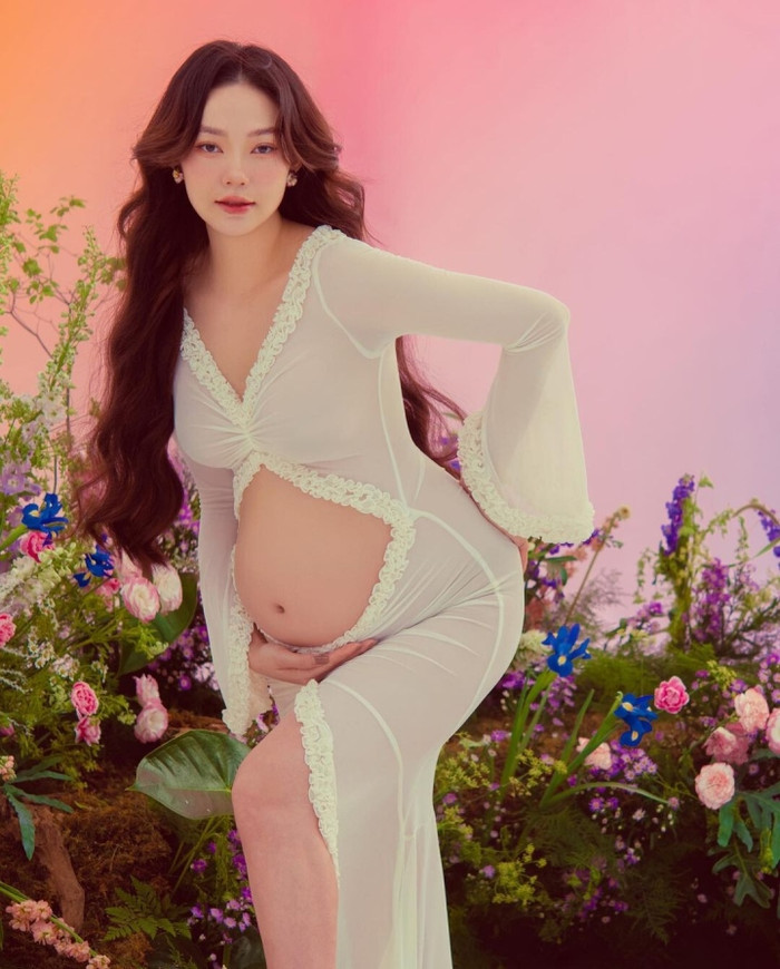 Nữ ca sĩ can thiệp y khoa để mang thai con đầu lòng.