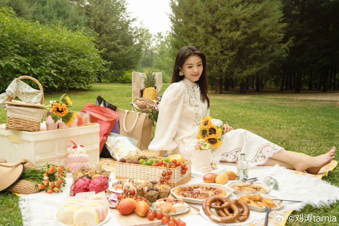 Trong loạt ảnh mở màn, Lưu Đào khiến người hâm mộ không khỏi đắm say, trầm trồ khi trở thành tâm điểm giữa không gian nhuộm đầy khí sắc mùa hè tươi trẻ. 