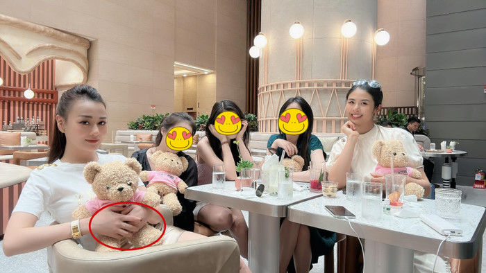 Phương Oanh xuất hiện rạng rỡ, tươi tắn cùng hội bạn sau khi trở thành 'vợ người ta'