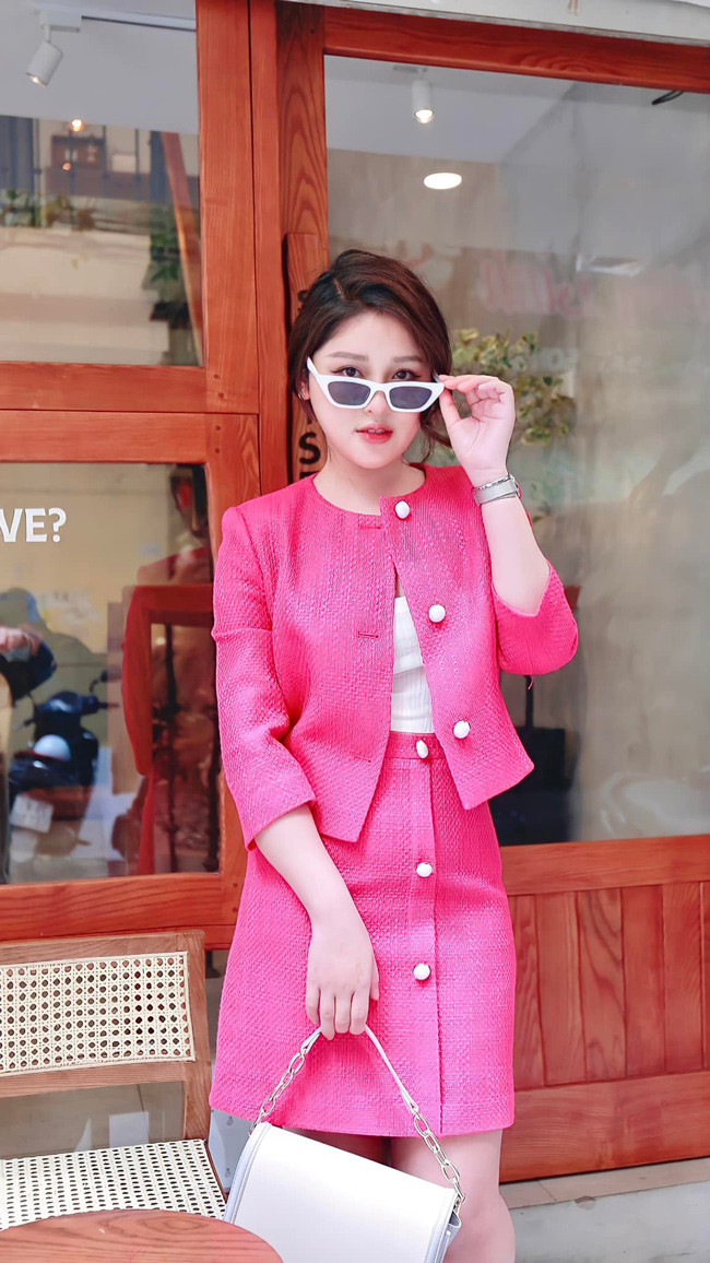 Không chỉ gây ấn tượng với vẻ ngoài xinh đẹp, cô giáo Vật lý này còn khiến nhiều người ưa thích với gu thời trang sang trọng. Cô cũng ẵn sàng biến hóa theo nhiều phong cách khác nhau nhưng vẫn luôn đảm bảo sự thanh lịch. 