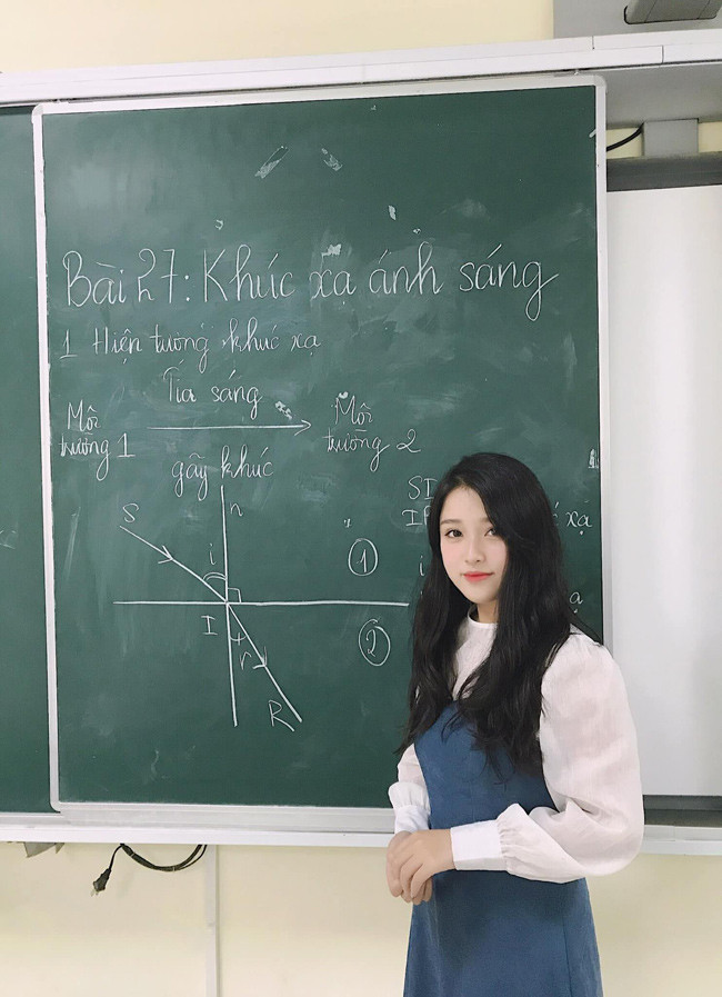 Ngay lập tức, cư dân mạng đã tìm ra 'info' của nữ giáo viên này, đó chính là Trần Thanh Nga, sinh năm 1998, sinh sống tại Hà Nội. Hiện Thanh Nga là giáo viên môn Vật lý, trường THPT Đào Duy Từ. 