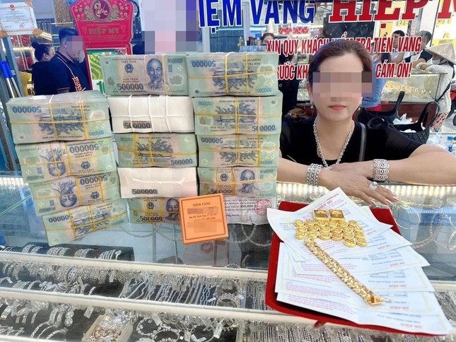 Hình ảnh người phụ nữ trúng 5 tờ vé số độc đắc liền đi mua vàng với giá trị lớn khiến cộng đồng mạng trầm trồ