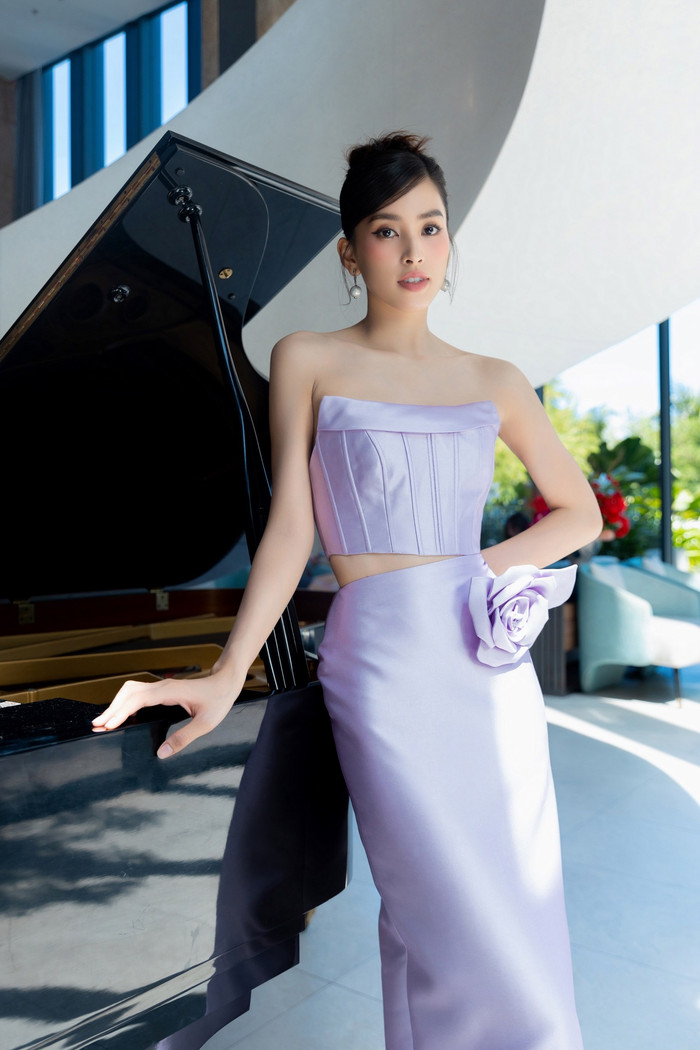 Trước đó, Tiểu Vy thường vén gọn hoặc búi tóc để tôn trọn gương mặt thon nhỏ.