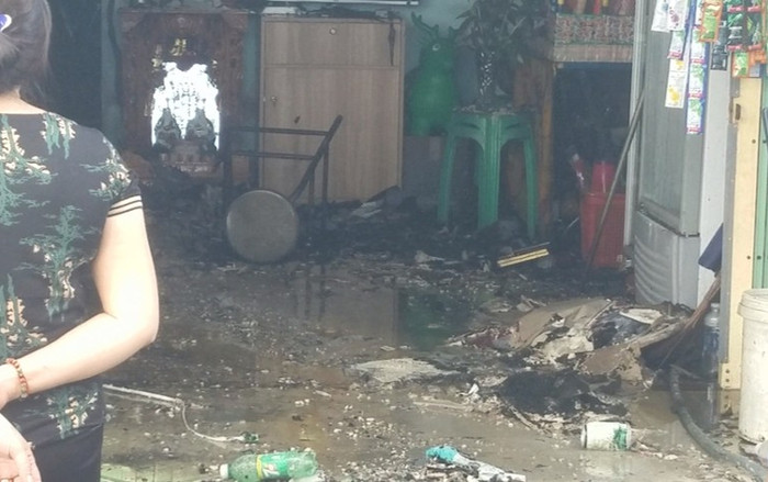 Ngôi nhà bất ngờ bốc cháy sau khi một người đàn ông cố thủ bên trong Ảnh 2