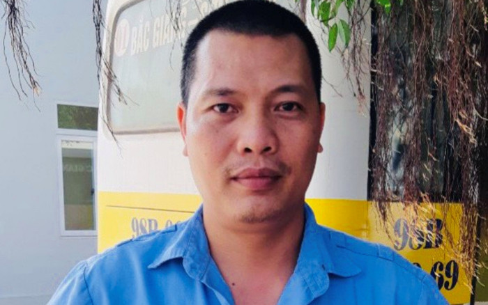 Tài xế xe buýt nhặt được ví tiền, ngỡ ngàng với thứ bên trong và hành động đẹp Ảnh 2