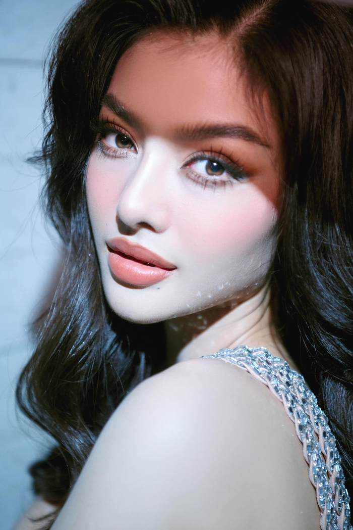 Trước đây, khi vướng nghi vấn 'trùng tu' hình ảnh, Á hậu người Quảng Nam thẳng thẳn trả lời:'Loan nghĩ mình vẫn giữ được những nét sẵn có, chỉ là nếu trước kia Loan dễ thương kiểu chân chất, hiện giờ Loan thay đổi để tự tin hơn và đã khắc phục được những điểm “tối” trước đó. Hiện tại, Loan hài lòng lắm rồi!'.