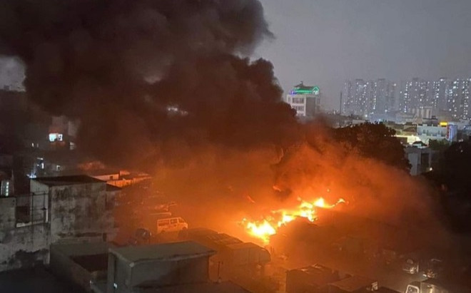 Kho vải vụn bốc cháy ngùn ngụt, kịp thời cứu 20 ô tô trong đêm Ảnh 2