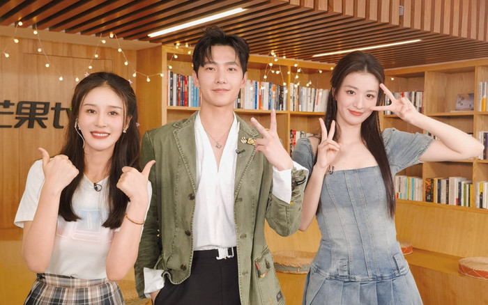 Vương Sở Nhiên lép vế khi đứng cạnh nữ MC, đừng đi bài 'tiểu Lưu Diệc Phi' nữa! Ảnh 2