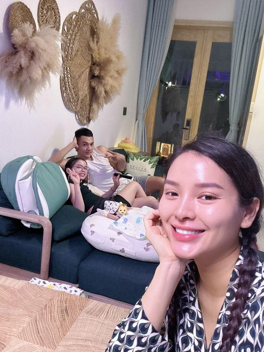 Phương Trinh Jolie - Lý Bình cùng con gái Mia chăm sóc quý tử Tyga mới chào đời 