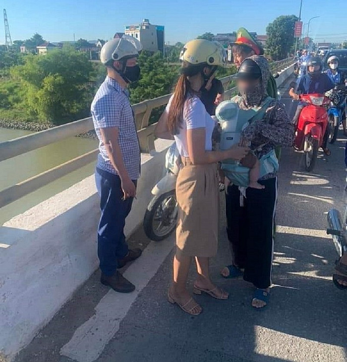 Được anh Duy và chị Chinh kịp thời ngăn cản, động viên, người phụ nữ đã ngưng lại hành động dại dột