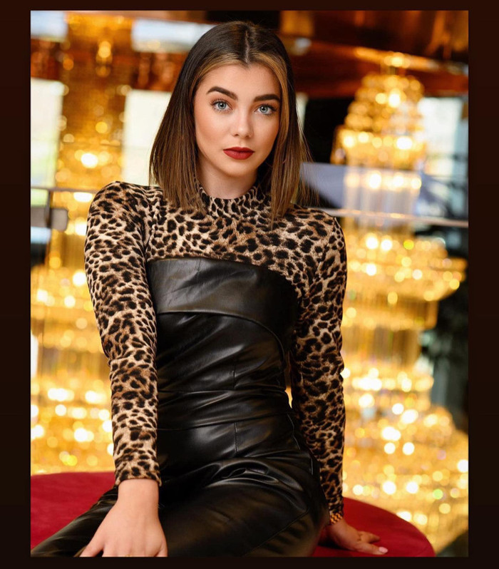 Jeané Van Dam khiến dân tình 'loạn nhịp tim' với đôi mắt màu xanh sâu hút.