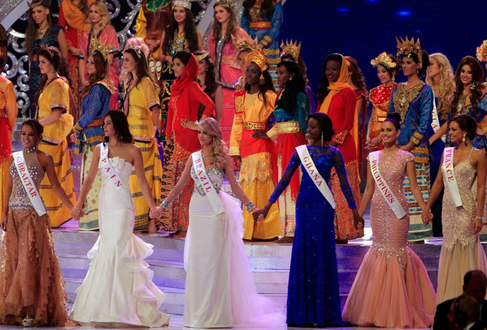 Sancler Frantz Konzen (váy trắng thứ 3 từ trái qua) tại Miss World 2013. 