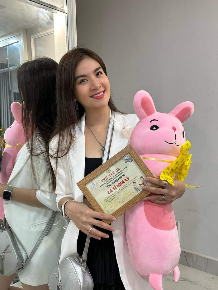 Bên cạnh vai trò ca sĩ, Kha Ly còn để lại nỗi nhớ trong lòng người hâm mộ qua màn đảm nhận nhân vật Liên. Sở hữu vóc dáng chuẩn chỉnh cùng đường nét cân đối, hài hòa, nữ diễn viên dần trở thành gương mặt quen thuộc với khán giả màn ảnh nhỏ. 