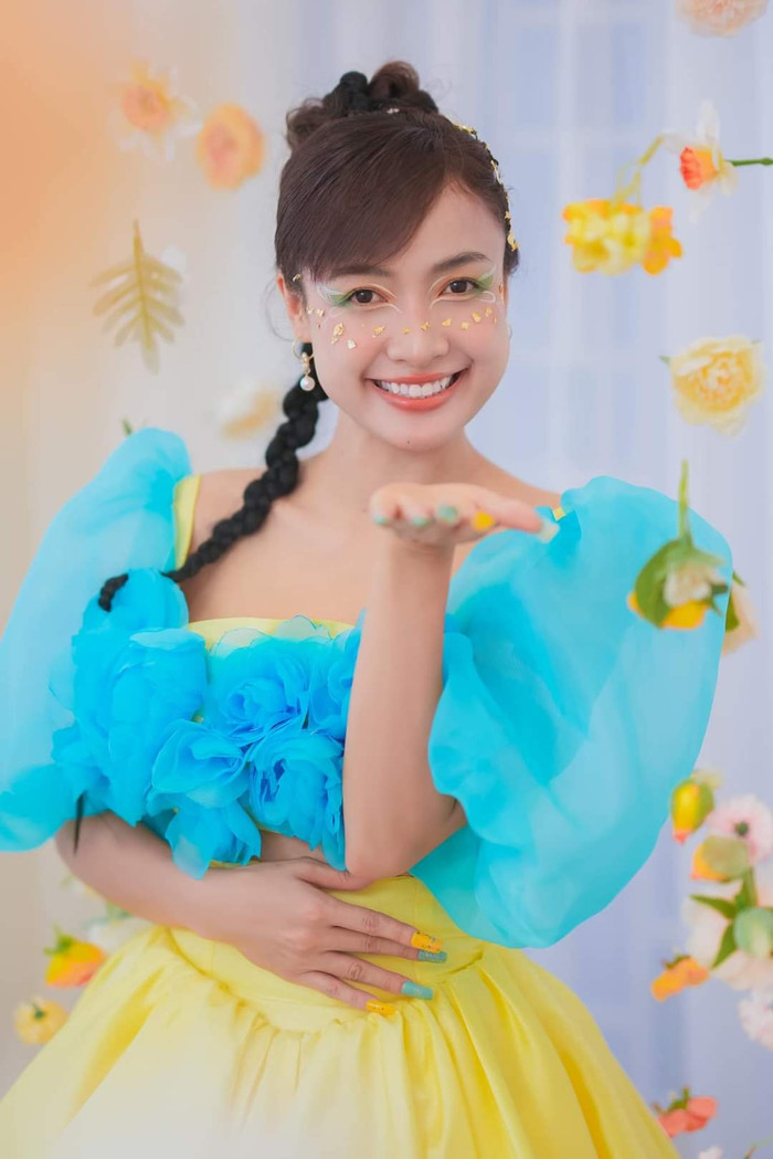 Dù hay đóng vai diễn phản diện, visual đời thường của nữ nghệ sĩ lại mang đậm nét tươi trẻ, nền nã của người phụ nữ Á Đông. Trên trang cá nhân, Bê La không ít lần thu hút người hâm mộ khi khoe nét đẹp chín chắn, trưởng thành ở tuổi U40.  