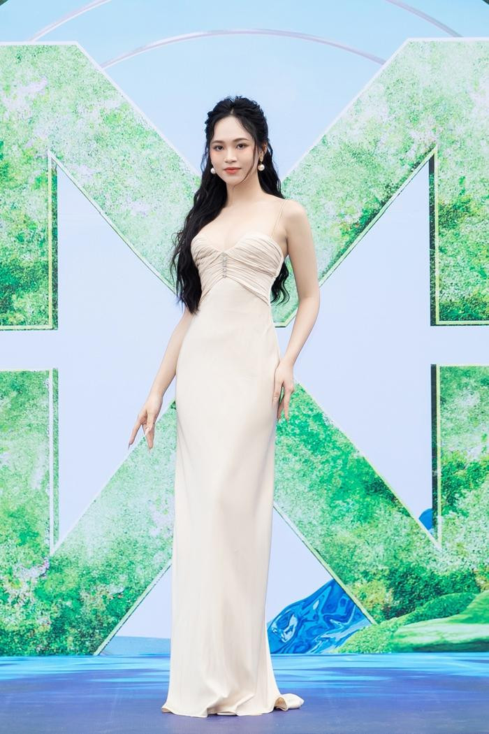 Thiên Ân khoe eo 'chặt chém', người đẹp Đỗ Hà sáng thảm đỏ Miss World VN - Ảnh 9