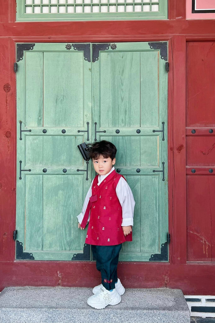 Cách dạy con khéo léo của Hoà Minzy khiến nhiều người ngưỡng mộ.