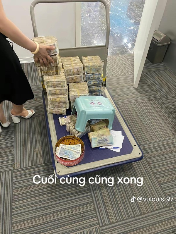 Đập lợn 3 năm đi gửi tiết kiệm, chàng trai gây choáng với bao tải tiền Ảnh 3