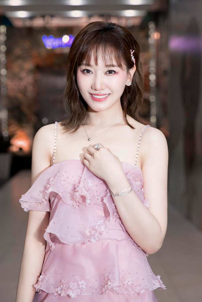 Hari Won luôn làm việc vô cùng chăm chỉ và nhiệt huyết, có một khoảng thời gian người đẹp từng vừa tiếp nhận điều trị bệnh liệt nửa mặt vừa di chuyển liên tục giữa Việt - Hàn