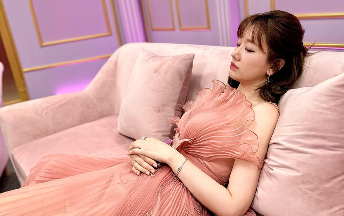 Hari Won thể hiện sự mệt mỏi ở trường quay, tiết lộ chỉ ngủ 3 tiếng một ngày Ảnh 2