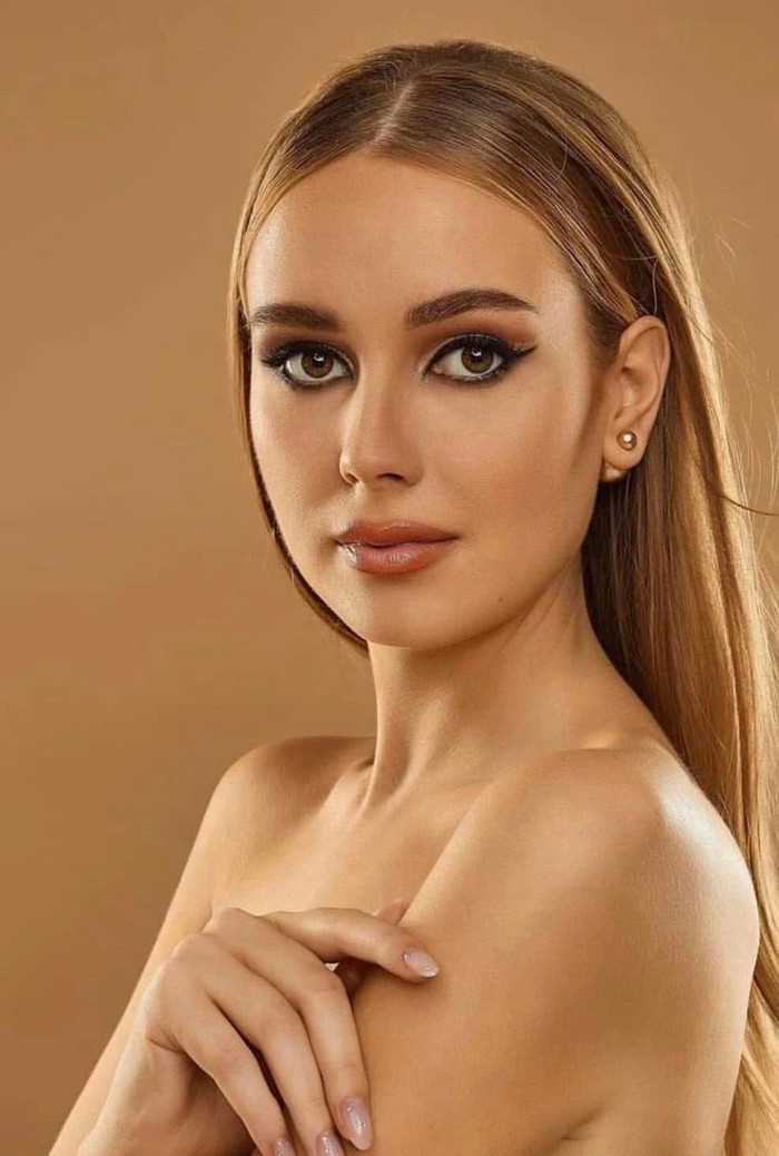 Mỹ nhân tóc vàng năm nay 24 tuổi, hiện là giáo viên. Cô cũng ấp ủ dự án về bảo vệ môi trường. &nbsp;