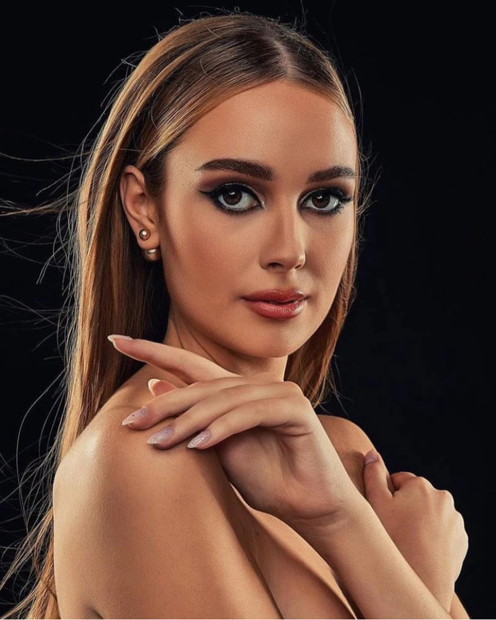 Helena Marlen - Tân Hoa hậu Hoàn vũ Đức cũng mới lộ diện với profile xịn xò. Cô nói thành thạo ba ngôn ngữ: Đức, Anh và Pháp.&nbsp;