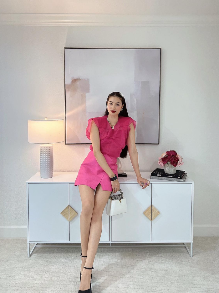 'Tôi thấy cuộc sống đã đủ đầy và bận rộn, không có nhu cầu chứng tỏ điều gì. Quan tâm lớn nhất của tôi bây giờ là gia đình, con cái. Tôi dành toàn bộ tâm trí, thời gian cho gia đình, liên tục cập nhật thông tin nuôi dạy con tốt hơn. Tôi gần như chỉ có chút ít thời gian dành cho riêng mình như đọc sách, đọc báo hay chăm sóc da khi các con đi ngủ', hoa hậu cho hay.