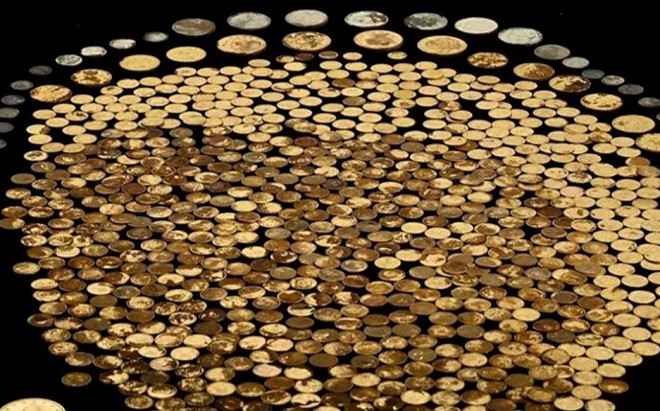 Đang trồng ngô, lão nông tình cờ đào được 700 đồng xu vàng giá trị cực 'khủng' Ảnh 2