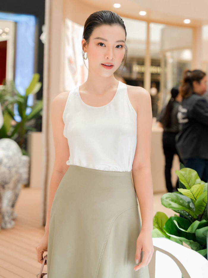 Hoàng Oanh luôn mang theo nguồn năng lượng tích cực, mạnh mẽ vượt qua cú sốc trong chuyện tình cảm. 