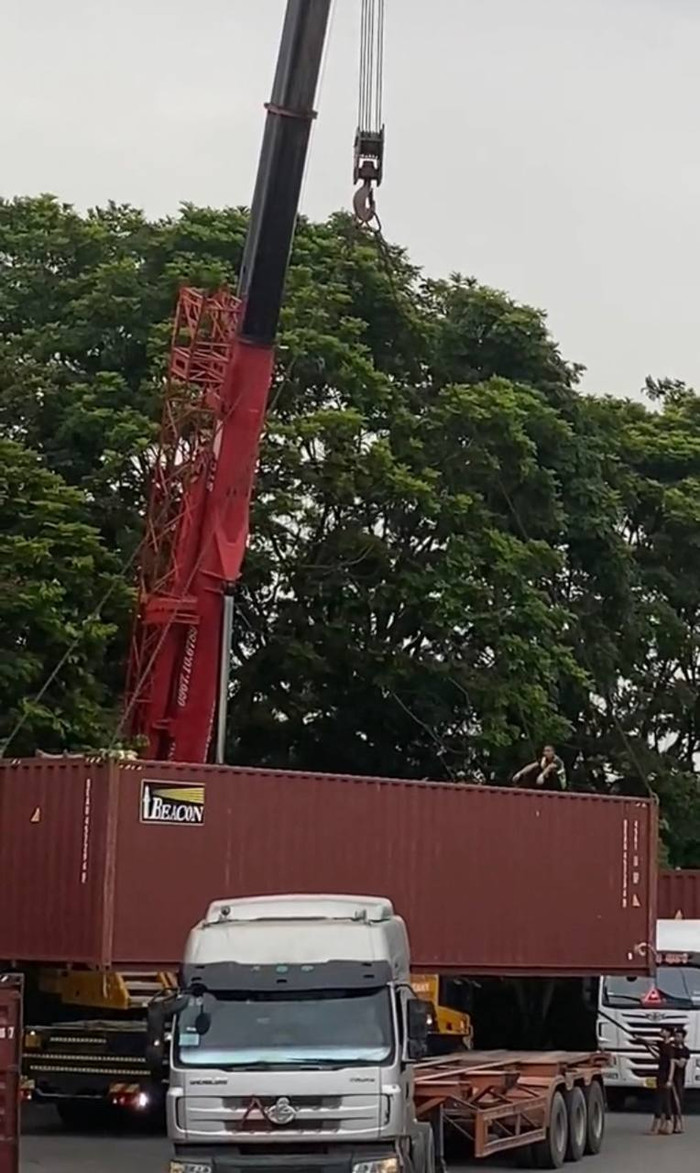 Dàn xe chở thiết bị và nguyên vật liệu dựng sân khấu concert đã có mặt tại SVĐ Mỹ Đình (Ảnh: Phúc Bùi)