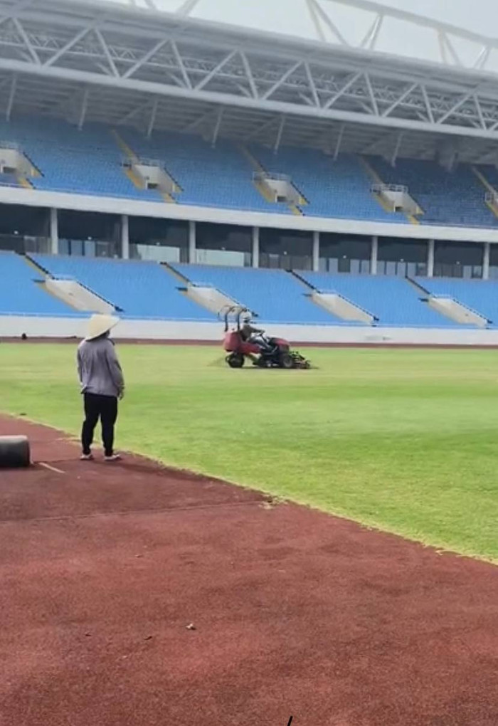 Mặt cỏ trên sân được cắt tỉa bằng máy gọn gàng (Ảnh: Phúc Bùi)