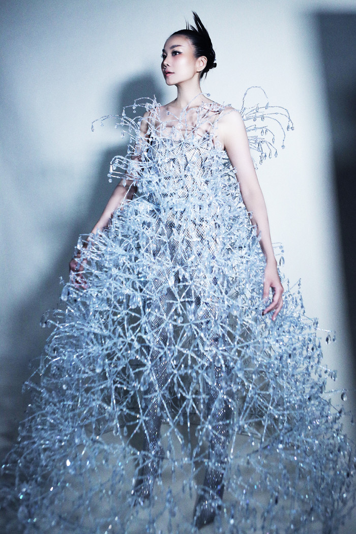 Hiện Thanh Hằng đắt show thời trang, đóng phim và là một trong những mỹ nhân xinh đẹp, nổi bật nhất showbiz Việt hiện nay. Mới đây, cô đảm nhận vai trò vedette trình diễn bộ sưu tập mới nhất của nhà thiết kế Lê Thanh Hòa.