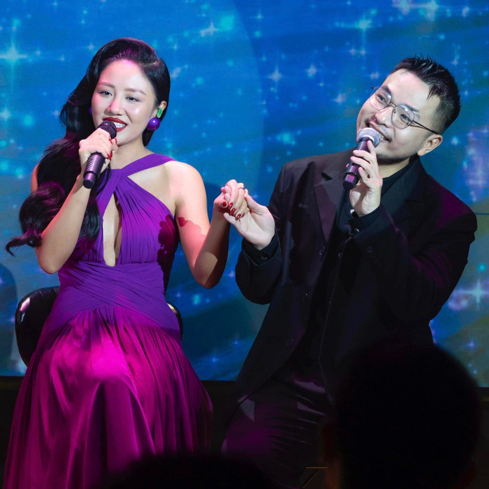 Nam ca sĩ thoải mái nắm tay Văn Mai Hương trên sân khấu: Tưởng lạ hóa ra quen! Ảnh 3