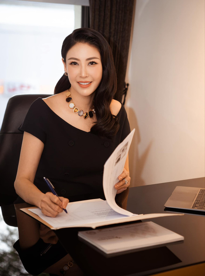 Ngoài việc phụ chồng kinh doanh, Hà Kiều Anh còn tự quản lý điều hành một thẩm mỹ viện. Do đó, cô phải nỗ lực rất nhiều để vừa đảm việc nước vừa giỏi việc nhà.