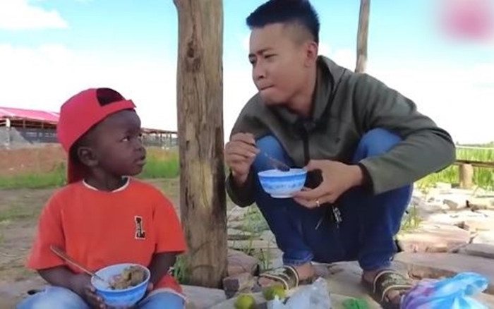 Lần đầu được Quang Linh Vlog cho thử mắm tôm, Lôi Con có biểu cảm 'cười xỉu' Ảnh 2