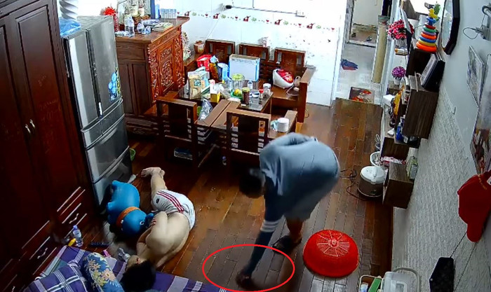 ... sau đó nhanh tay lấy đi chiếc điện thoại